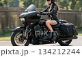 ハーレーで颯爽と走る女性バイカー2 134212244