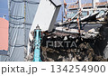 Demolition work using a large-scale splitter: An old reinforced concrete building 134254900