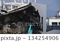 Demolition work using a large-scale splitter: An old reinforced concrete building 134254906