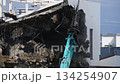 Demolition work using a large-scale splitter: An old reinforced concrete building 134254907