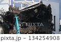 Demolition work using a large-scale splitter: An old reinforced concrete building 134254908