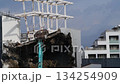 Demolition work using a large-scale splitter: An old reinforced concrete building 134254909