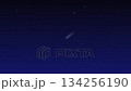 流れ星が流れる静寂な夜空 134256190