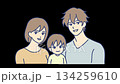 若い夫婦と男の子の家族 134259610