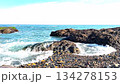 天気の良い日の磯に打ち寄せる波 134278153