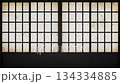微妙にぼやけた古い障子が開くと古いテレビ画面のような映像が現れる20秒のループしない動画 134334885