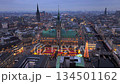 Historic Christmas market on Rathausmarkt in downtown Hamburg, Germany in the evening. Hamburger Weihnachtsmarkt Rathaus 134501162