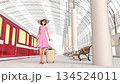 列車に乗って旅行に出かける女性。彼女は途切れることなく永遠に歩き続けます。 134524011