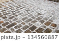 降りはじめた雪 134560887