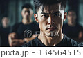 訓練中の男の目に決意と力が満ちている 134564515