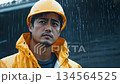 雨中の建設作業員憂いを帯びた表情 134564525