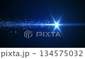 青い流れ星と粒子が流れるテロップ動画 134575032