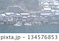 京都冬日的伊根船屋－雪花持續飄落在船屋上（固定畫面） 134576853