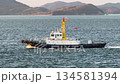 瀬戸内海を航行する曳船 134581394