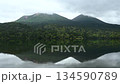 湖中倒映著梅坎山和阿寒富士山的視頻 134590789