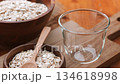 グラスに注がれるオーツミルクとオーツ麦素材 134618998