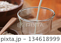 グラスに注がれるオーツミルクとオーツ麦素材 134618999