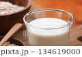 オーツ麦から作られた植物性ミルクのナチュラル食材 134619000