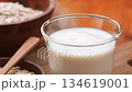 オーツ麦から作られた植物性ミルクのナチュラル食材 134619001