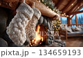 暖炉のそばでクリスマスソックスに祝福を込めて 134659193