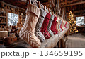 暖炉に飾られた温かいクリスマスソックスが祝日を迎える 134659195