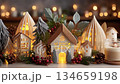 クリスマスの居心地の良いコテージとキャンドルライトのホリデー装飾 134659198