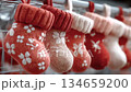 暖かいクリスマスソックスが喜びの飾り付けで吊るされています 134659200