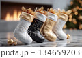 暖炉とクリスマスソックスが彩る豪華なホリデーシーン 134659203