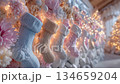 柔らかな暖光が照らす吊るされたクリスマスホリデー靴下 134659204
