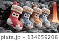 暖かい暖炉の前で可愛いクリスマスソックスがサプライズを待つ 134659206