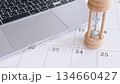 砂時計とカレンダー　タイムラプス 134660427