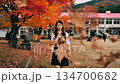 紅葉の木と女子高生 134700682