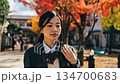 紅葉の木と女子高生 134700683