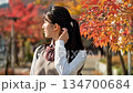 紅葉の木と女子高生 134700684