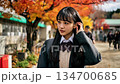 紅葉の木と女子高生 134700685