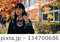 紅葉の木と女子高生 134700686
