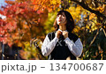 紅葉の木と女子高生 134700687