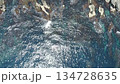 【無人機空拍】碧綠的海水在陽光下波光粼粼，海岸線峭壁林立。 134728635