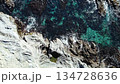 【空拍】城島：清澈碧綠的海水和潔白的岩石海岸線盡收眼底，景色壯麗。 134728636