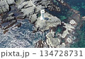 【空拍】城島壯麗全景，旋轉的白色燈塔和清澈見底的海水盡收眼底。 134728731