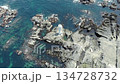 【無人機空拍】白色粟崎燈塔高聳於大海和崎嶇礁石之上，構成一幅壯麗的全景圖。 134728732
