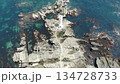 【無人機空拍】白色粟崎燈塔高聳於大海和崎嶇礁石之上，構成一幅壯麗的全景圖。 134728733