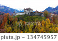 色鮮やかな秋の森に囲まれたグリュイエール城の空撮。グリュイエール, フリブール州, スイス 色鮮やかな秋の森に囲まれたグリュイエール城の空撮。グリュイエール, フリブール州, スイス 134745957