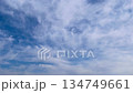 右から左に流れる霞のような雲　4K　タイムラプス 134749661
