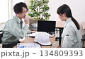 会議で意見が対立するアジア人の作業員男性と女性 134809393
