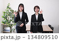 OKサインを出すスーツ姿の2人の若い女性 134809510