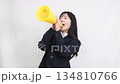 メガホンで叫ぶ制服姿のアジア人の女子学生 134810766