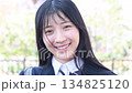 笑顔のアジア人の女子高校生のポートレート 134825120