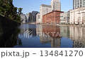 《東京都》丸の内オフィス街・水面に映り込む風景 134841270