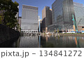 《東京都》丸の内オフィス街・水面に映り込む風景 134841272